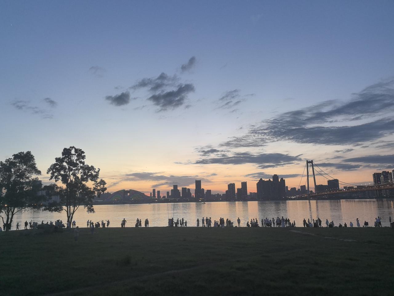 江边手机随拍分享夏日的武汉，晚霞映衬着江景，美不胜收，所有的心事，人世间的繁杂，