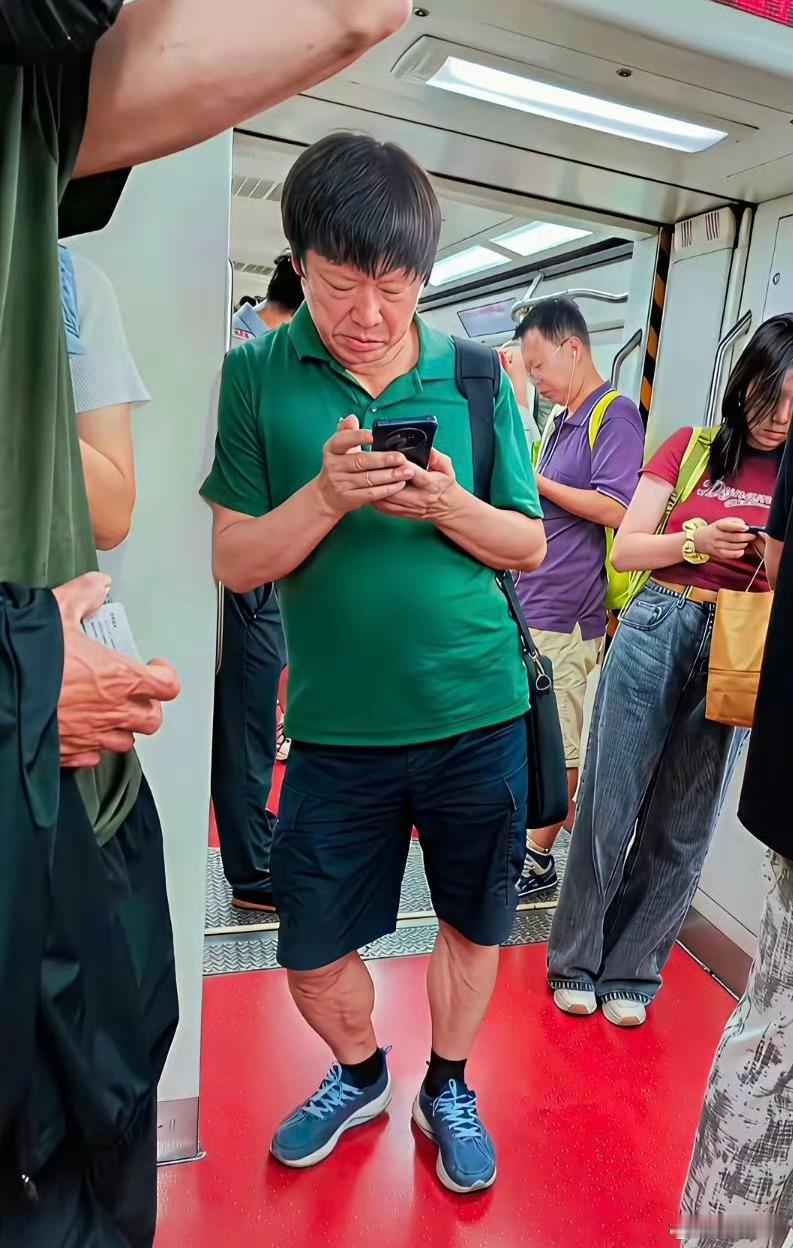 早高峰在地铁上碰到这个人，该怎么办？ ​​​