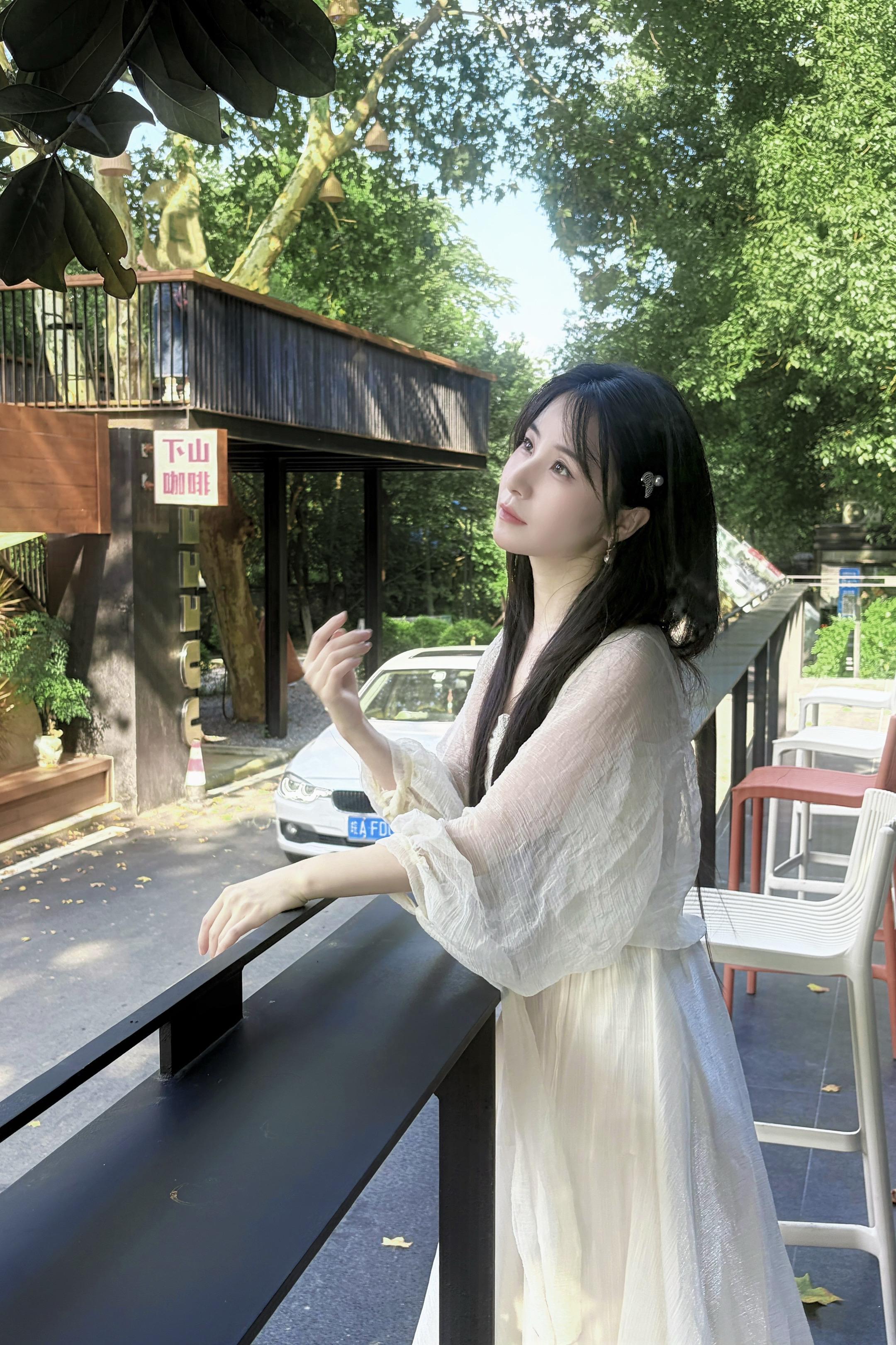🍃 “时常觉得夏天属于一种矛盾的情绪 虽然会被高温蒸得温吞，但心里总...