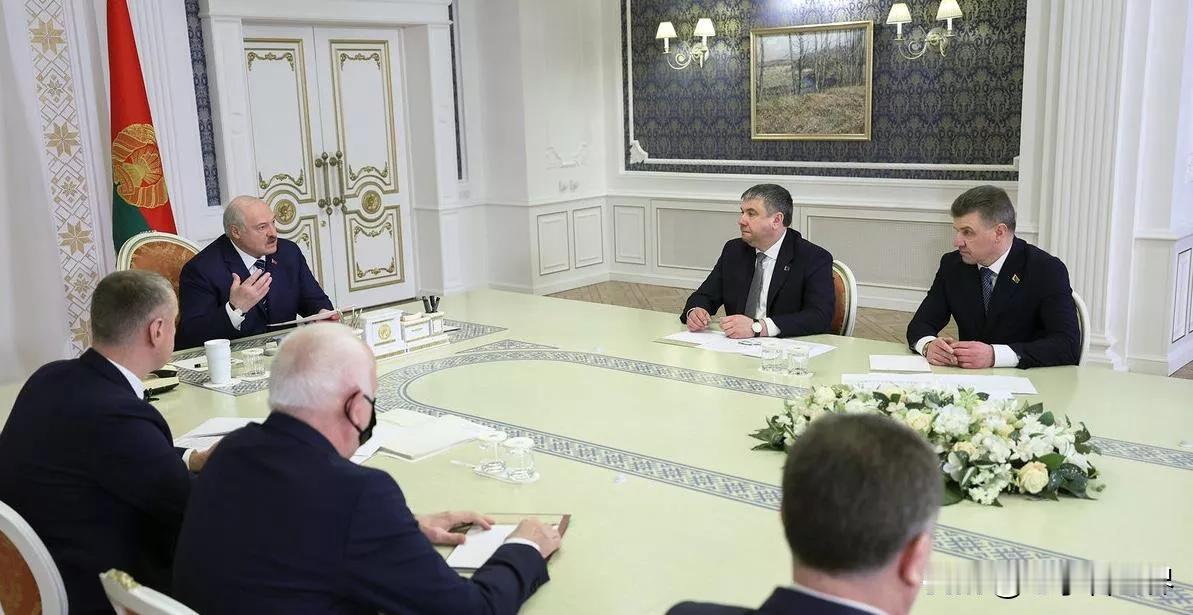 【卢卡申科：近期将与美国代表团讨论与立陶宛的边境局势】
明斯克时间2025年11