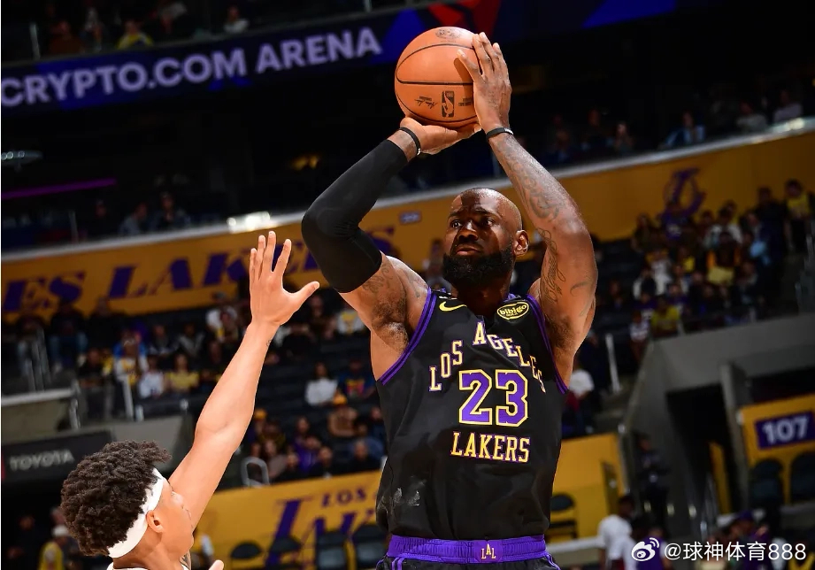 詹姆斯成历史第一人湖人110-101击败鹈鹕，詹姆斯出战33分钟，12投8中，其