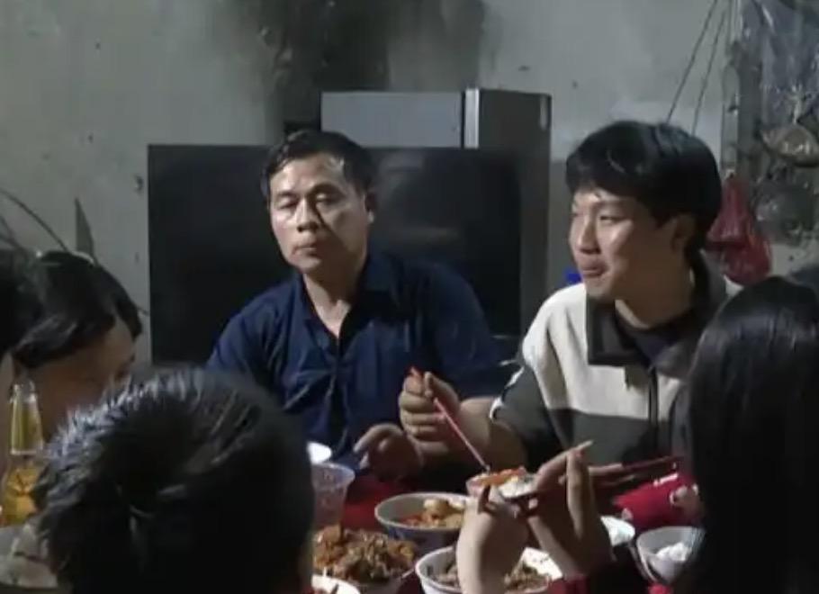 这是又把我们当傻子来溜了！
前几天媒体报道的，湖南邵阳新邵县一20岁的小伙孙攀，