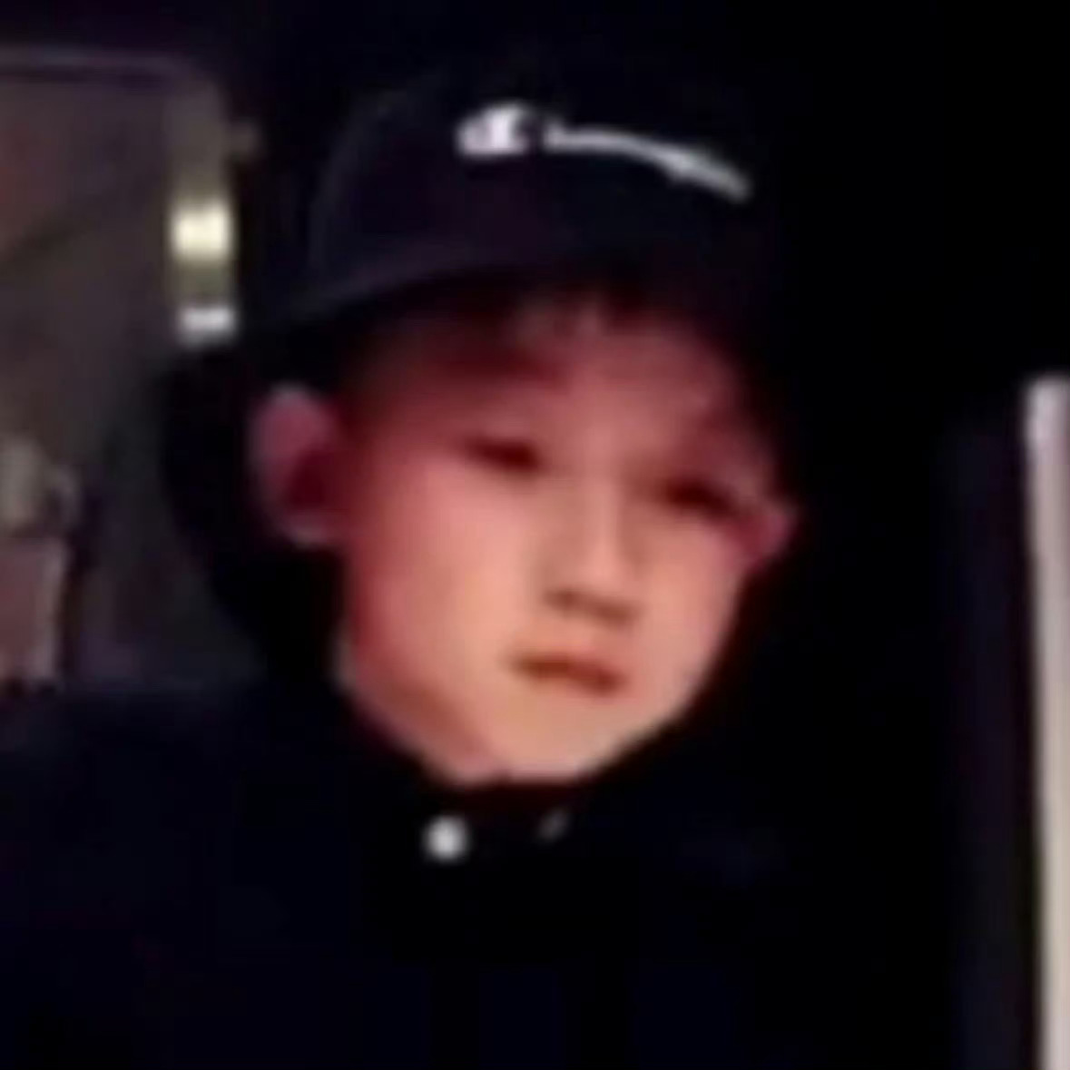 如果你们欺负这个优衣库纯棉上衣男孩很有成就感的话