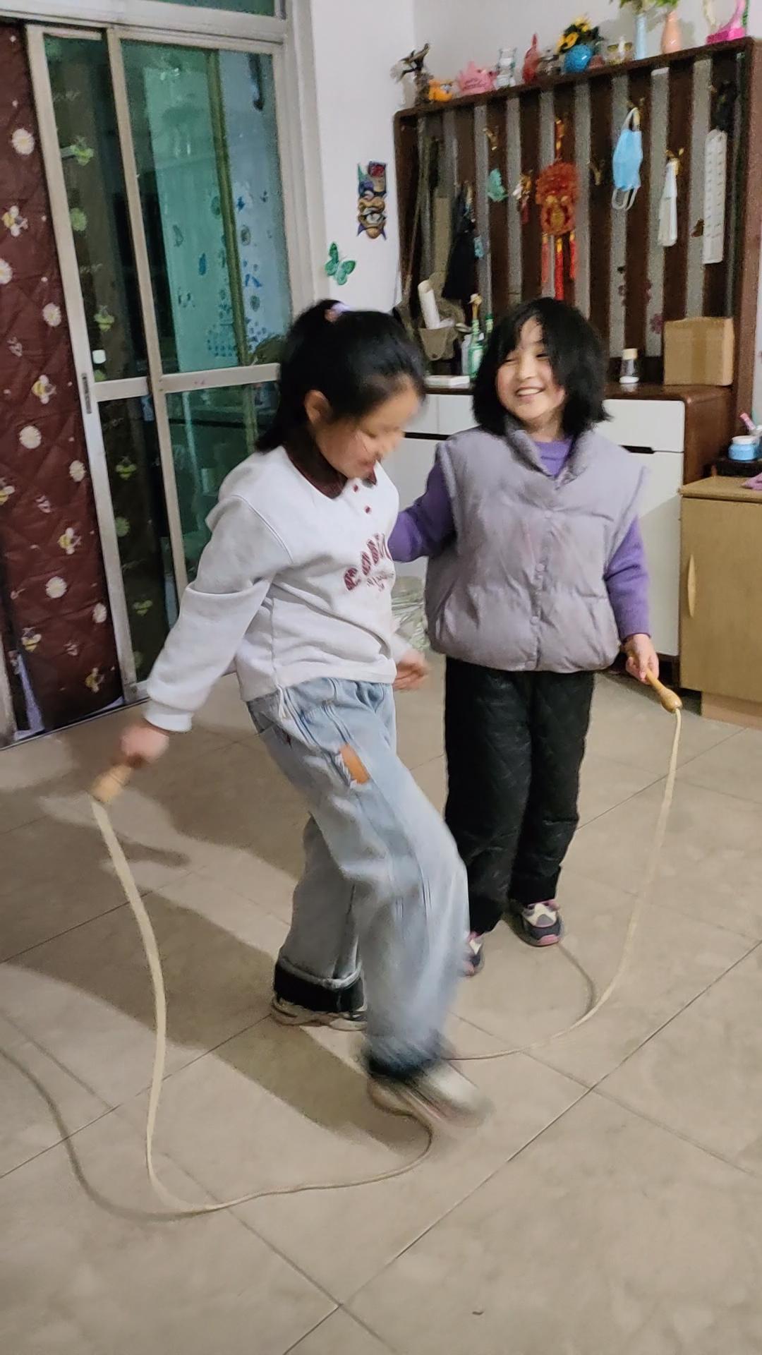 🪢 跳绳在屋里划出轻弧，笑声和暖光一起，把寻常的夜晚酿成了蜜。
🏠 暖黄灯光