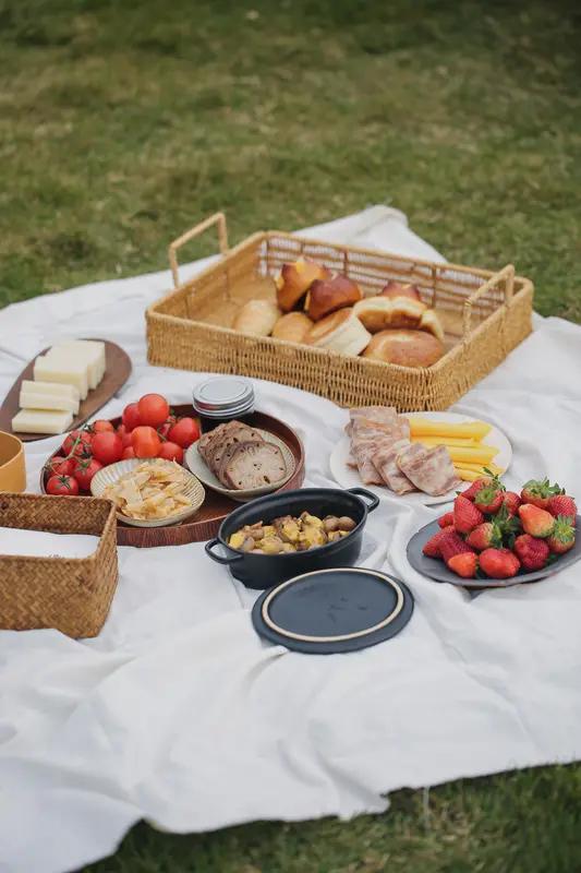 12月20日四川，外国人和中国朋友爬山被震惊！包内居然能源源不断拿出各种食物，中