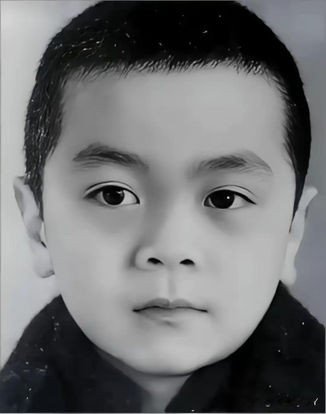 谁能一眼认出这个小男孩是谁，你就是Very  Very  good的那一个！
这