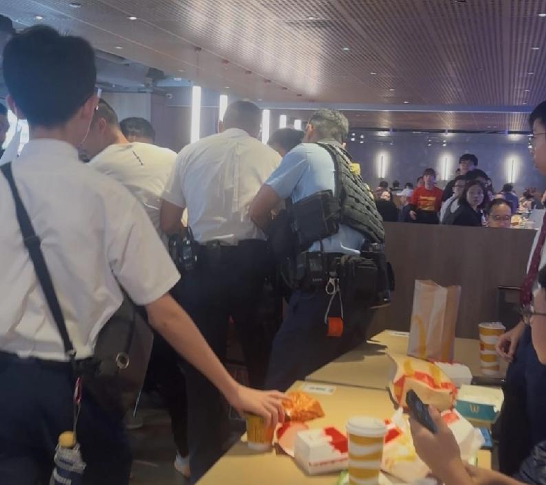 内地男子声称来港轻生 香港警方赶至金钟麦当劳截获 检易燃液体打火机。
警方表示，
