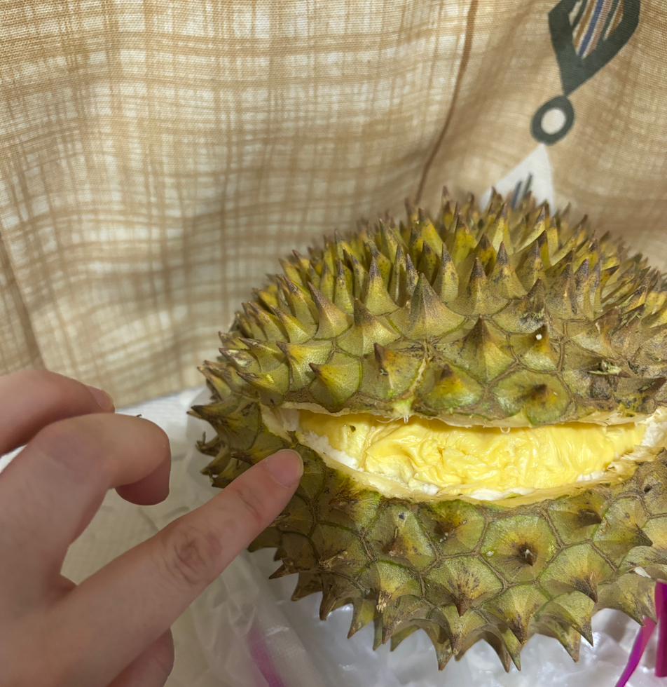 今天开的榴莲好次哦，还把我手扎出血了，大家千万不要买路边的榴莲，皮厚，死包，有虫
