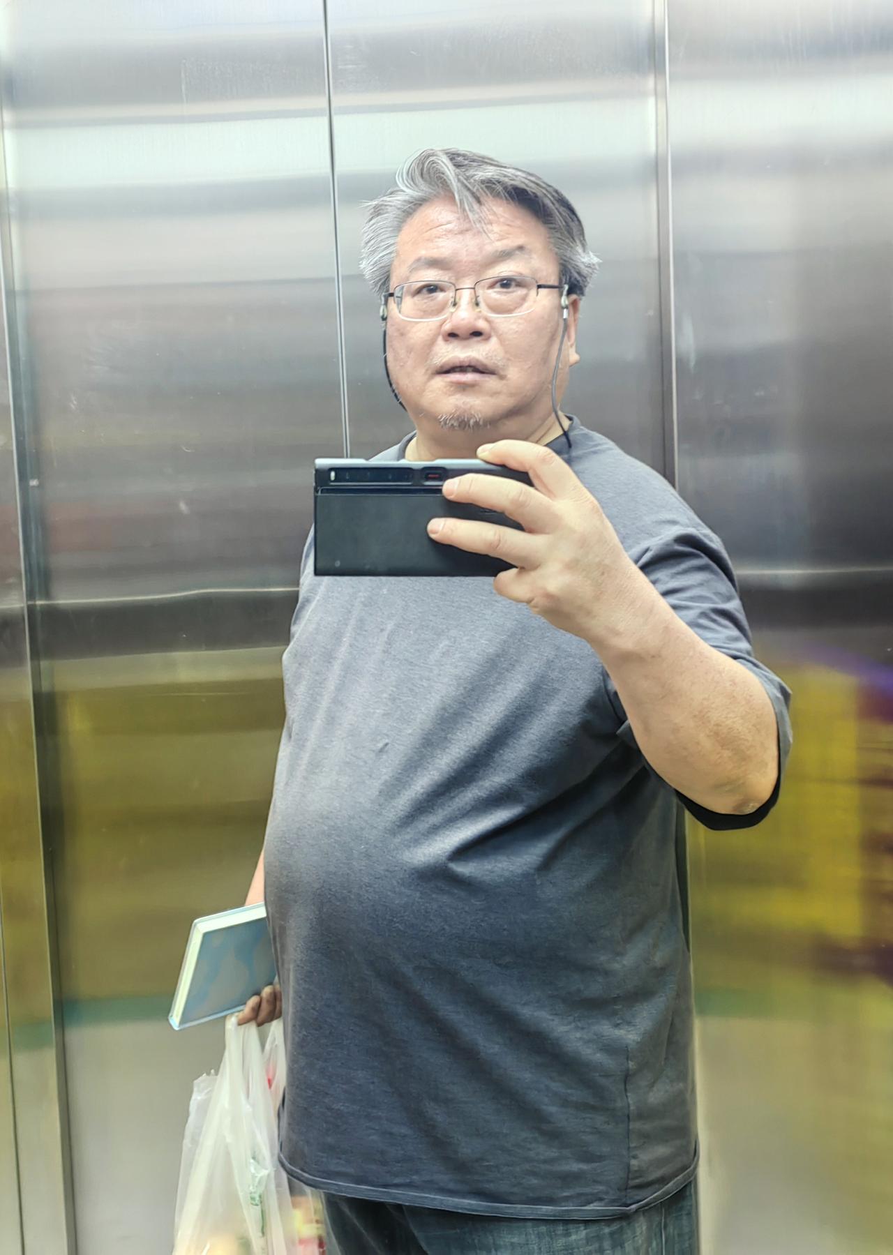 日落西山柳絮飞 ，老朱锻炼把家回。
白发苍苍肚腰圆 ， 土豆老醋配煮夫。​