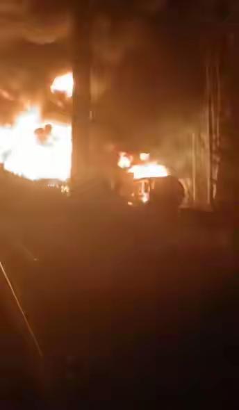 俄罗斯的火车又着火了。

在彼尔姆边疆区和斯维尔德洛夫斯克州交界处的铁路上，一列