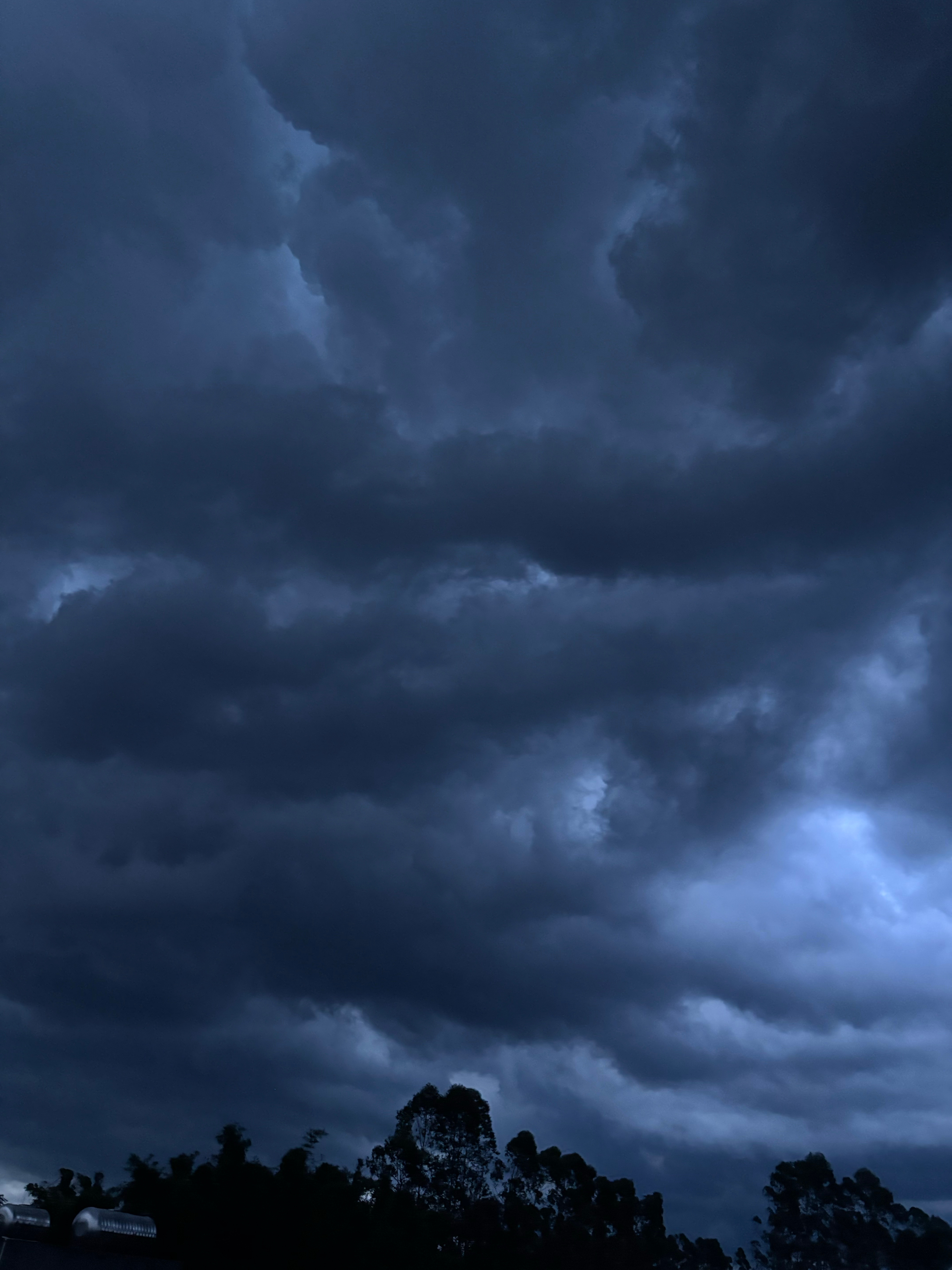 早，又是暴雨天气，上班的人注意安全数码资讯言科技每天早起打卡