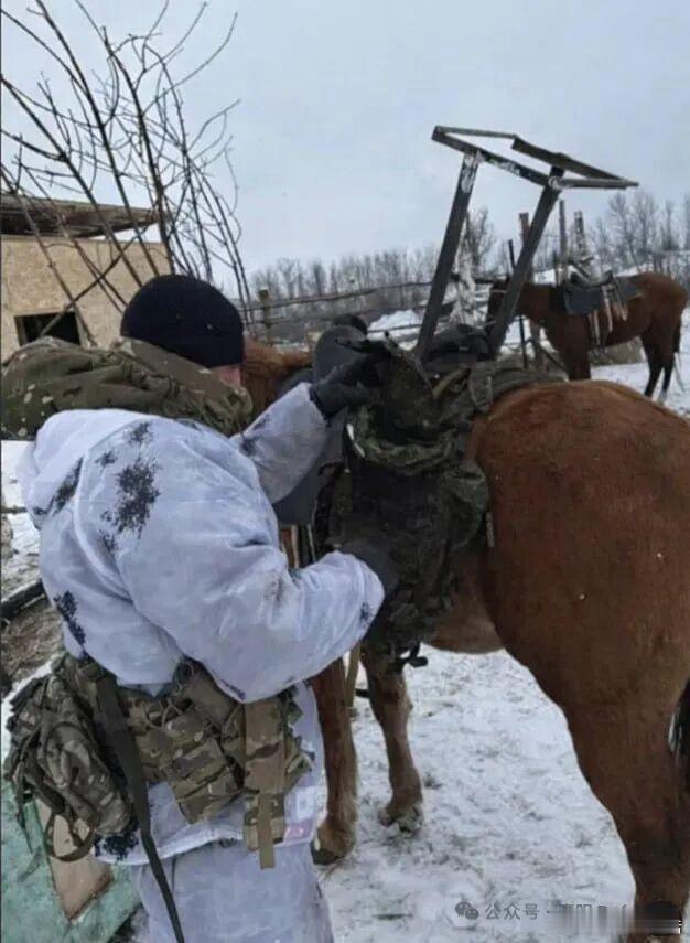 近日，俄军正在全力恢复前线的通讯指挥系统，包括冒着遭乌军攻击的高风险建造所谓的“