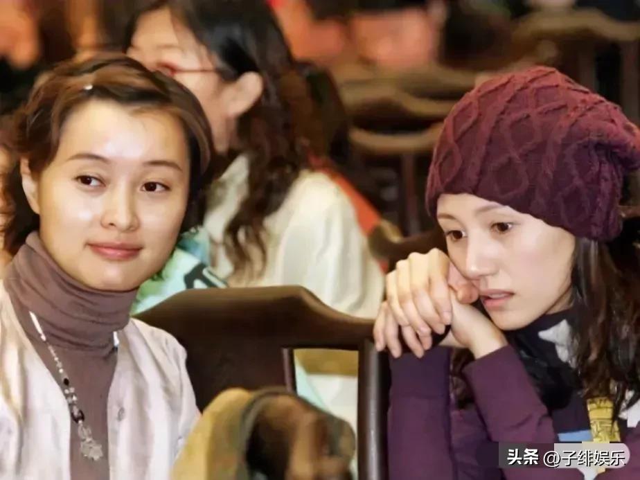 吴越和袁泉的素颜都好美，不愧是“素颜”姐妹花。她们五官精致漂亮，都是实力派的演员