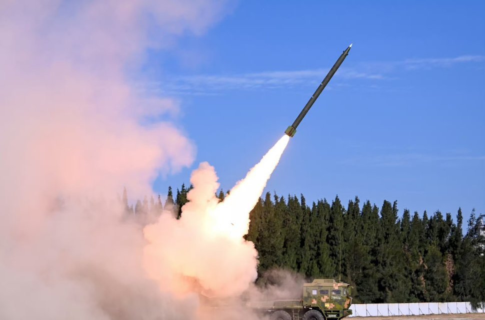 东部战区火力全开，这波实弹射击超燃！“东风快递”使命必达，精准命中，实力杠杠的！