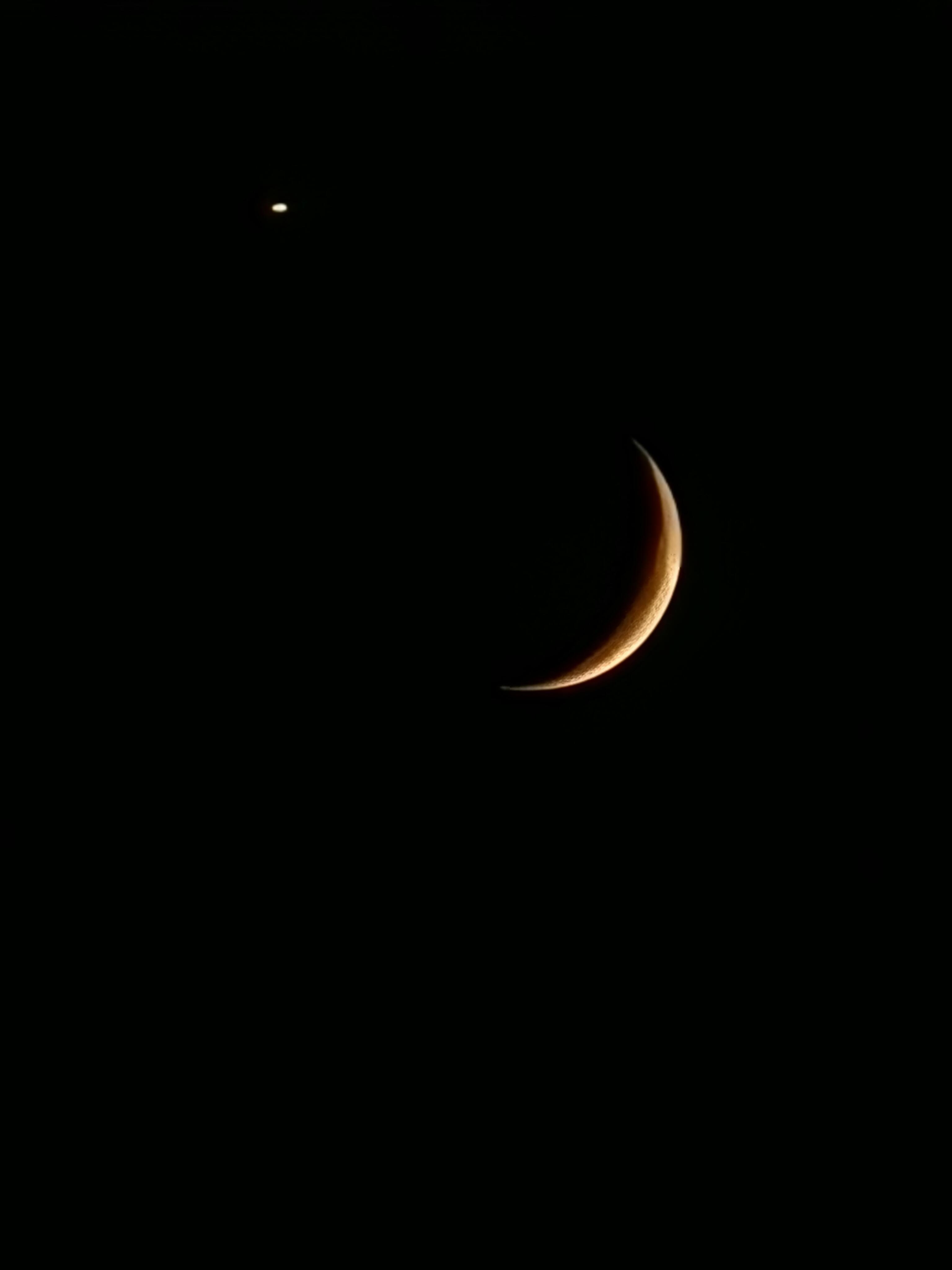 金星伴月，夜空如墨，一弯新月与金星悄然相伴✨ ​​​