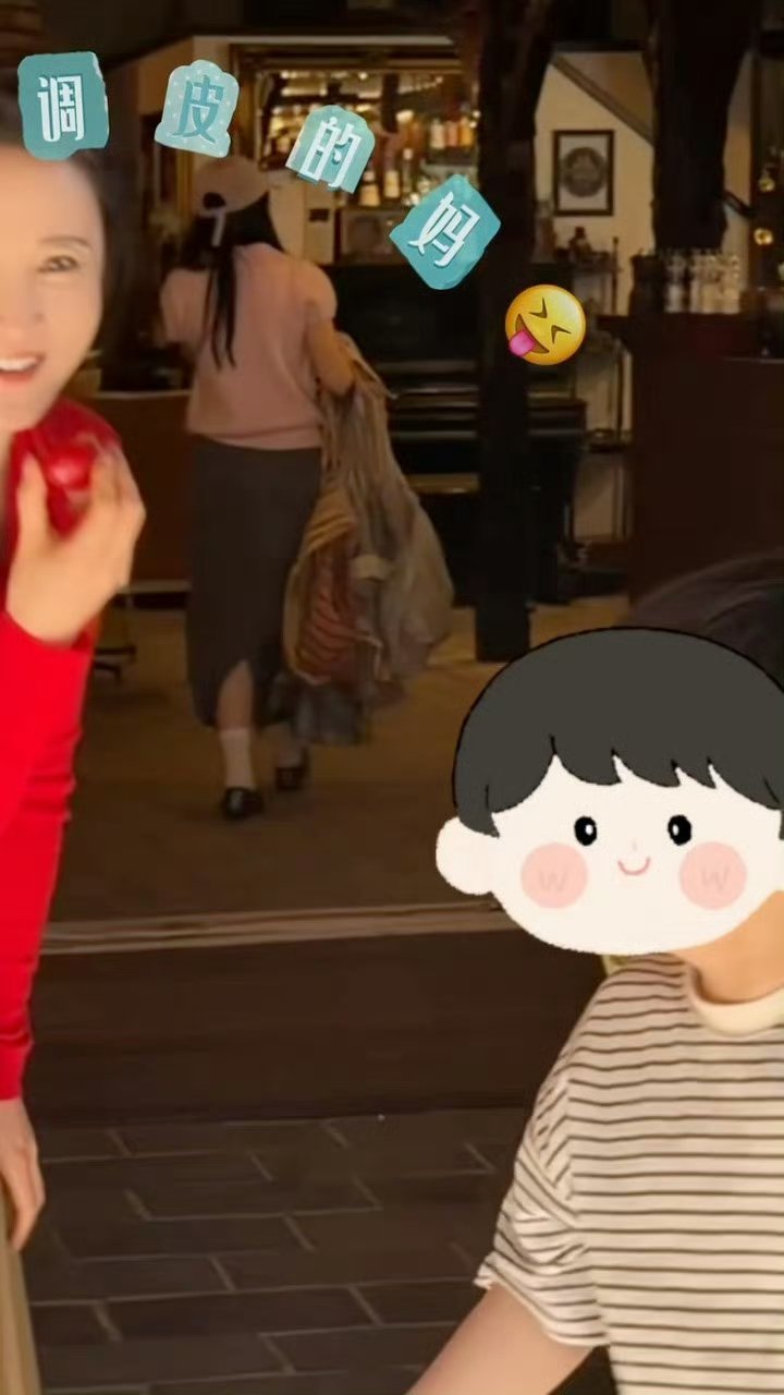 蒋勤勤小儿子琴技蒋勤勤新西兰vlog温馨上线，小儿子锵锵即兴弹奏钢琴，小小年纪气