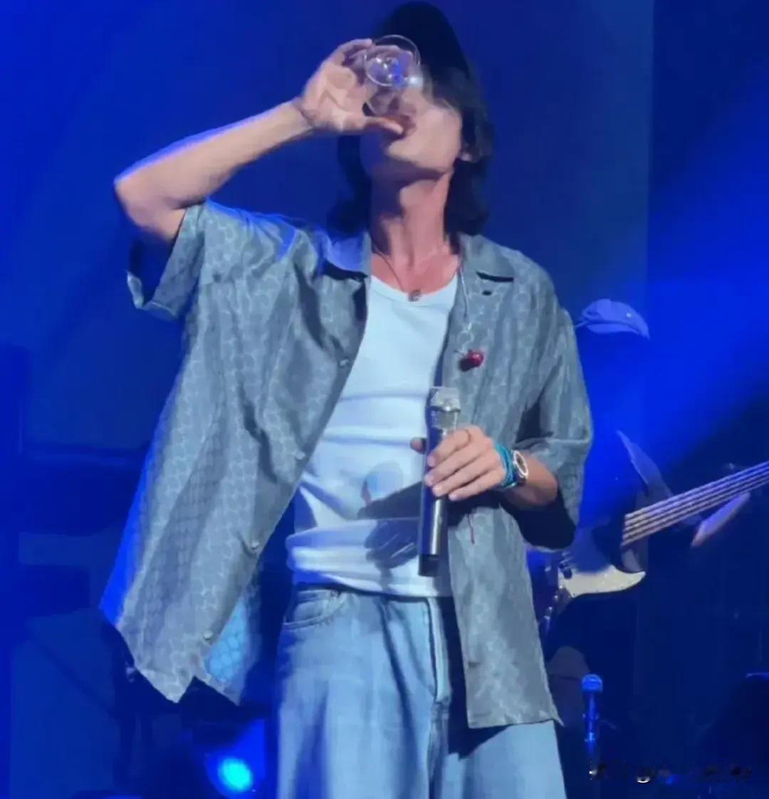 “百亿影帝”朱一龙酒吧卖唱？酒吧风波背后是“身不由己”还是另有隐情？

娱乐圈，