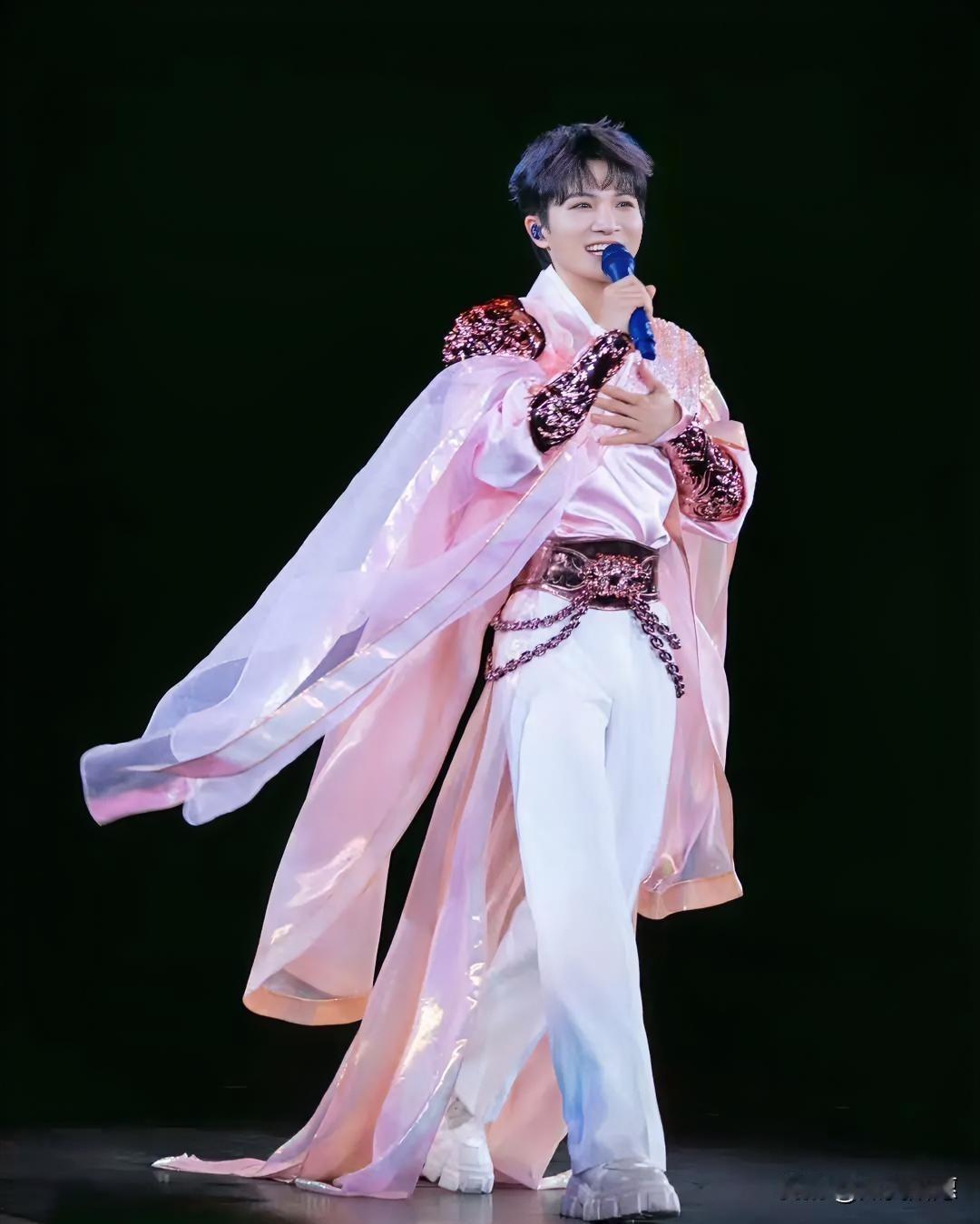 总有人说，
男孩子就该阳刚，
女孩子就要文静。

可你看周深——歌声空灵如天籁，