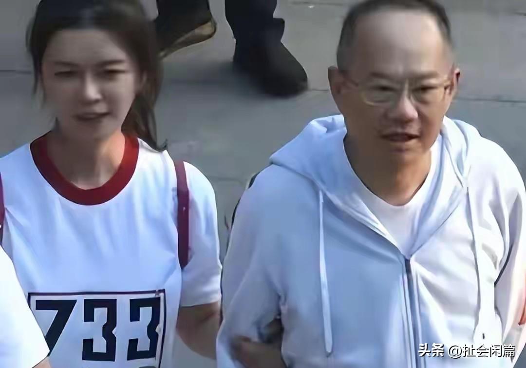 于文凤和周星驰感情纠葛十几年，现在嫁给了一个年长16岁的富豪。

她1968年出