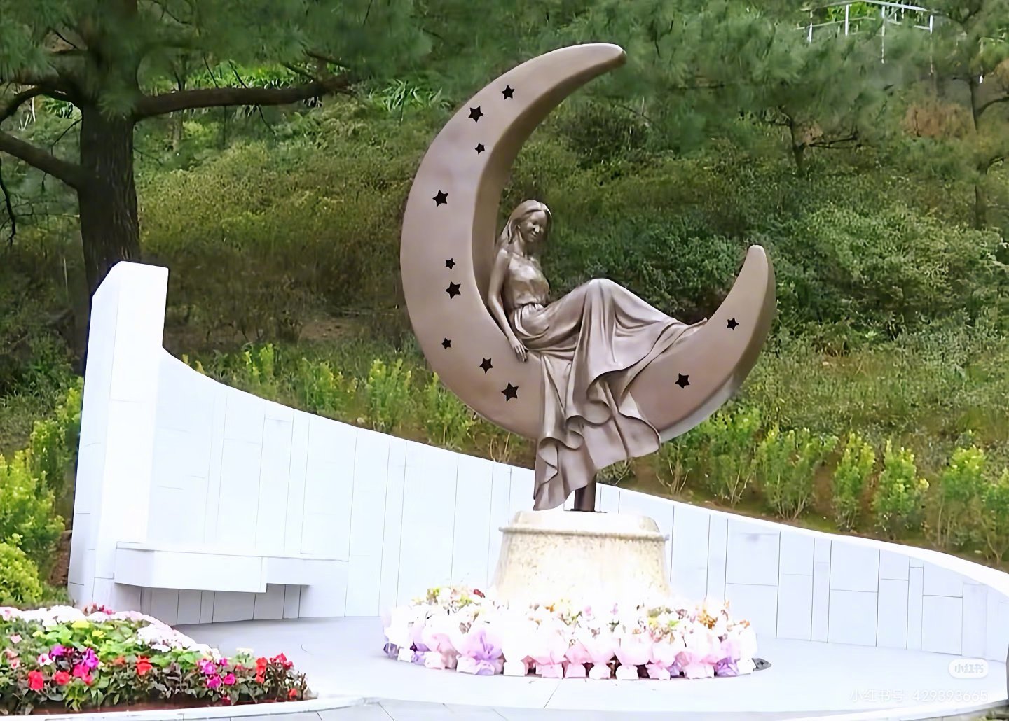 具俊晔穿着27年前大S送的大衣李玟雕像，高以翔雕像，邓丽君雕像，姚贝娜雕像，大S