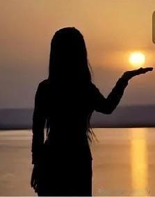 不是追赶时光，而是在时光里慢慢扎根。