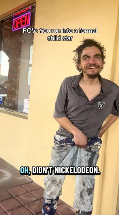 美国前童星变流浪汉！
据多家美媒此前报道，美国前童星泰勒·蔡斯衣衫褴褛、露宿洛杉