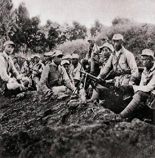 1942年，70多名八路军在寺庙入睡。一战士半夜小便，忽然瞪大眼睛，高喊：“鬼子