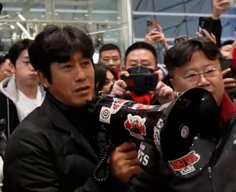 随着今晨徐正源用大喇叭告别，成都足坛对徐正源的溯“源”正式结束，当下最重要的还是