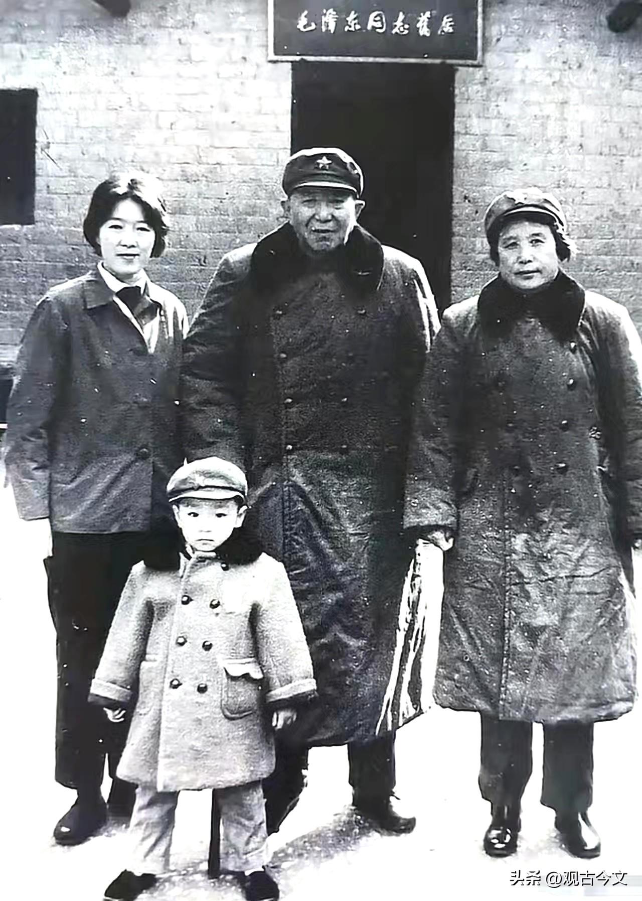 70年代中期，开国大将罗瑞卿携夫人郝志平专程来到韶山，瞻仰领袖故居，追忆先辈、回