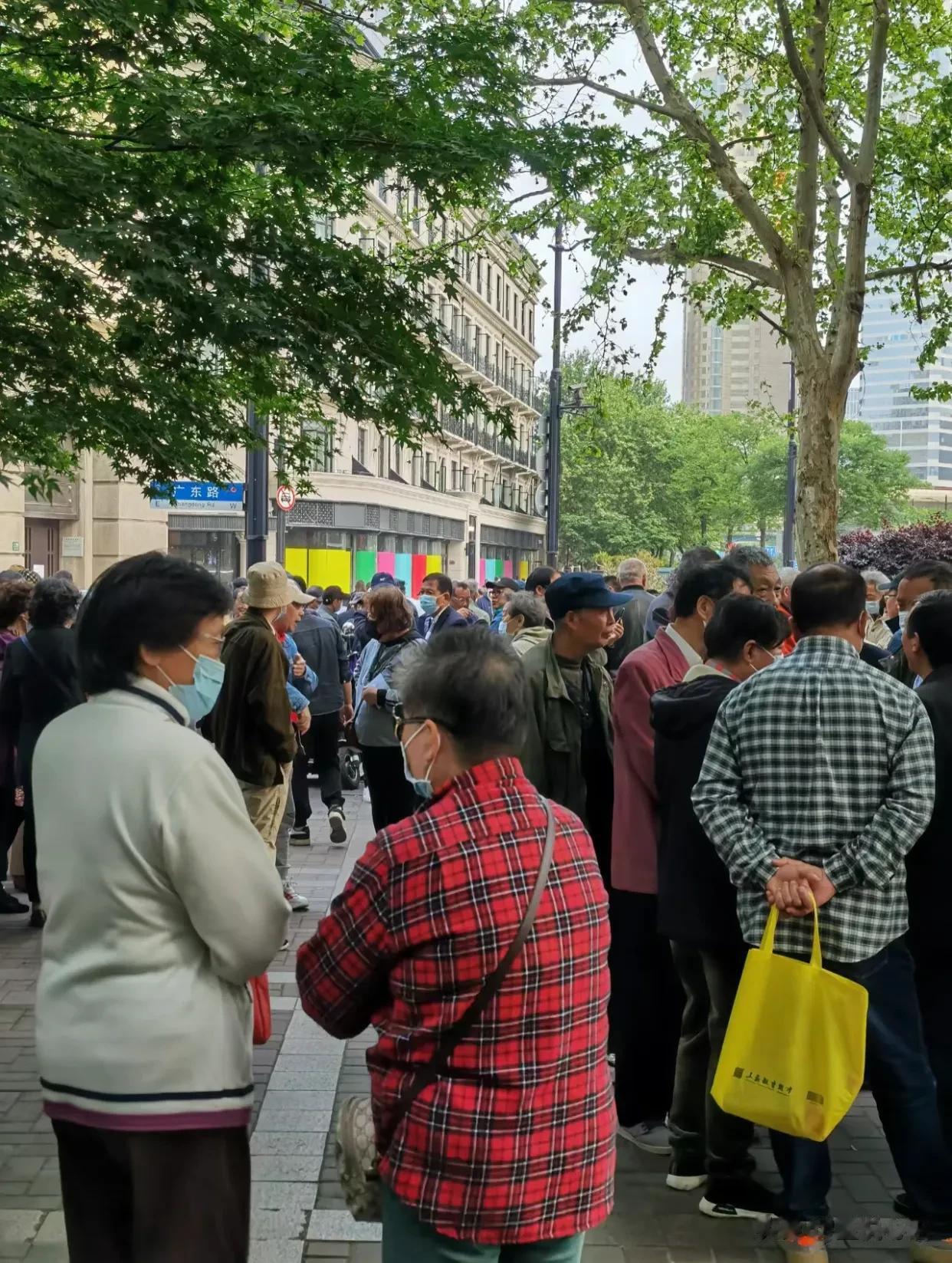 上海真正的金融中心，居然在这里！
广东路，被一阵热烈讨论吓住，以为误入相亲角，凑
