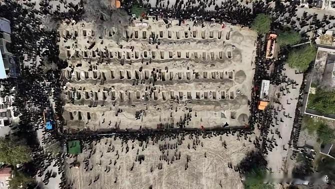 德黑兰的眼泪

德黑兰，吉庆的斋月
这个春天的花儿尚未盛开
撒旦的杀戮却提前到来