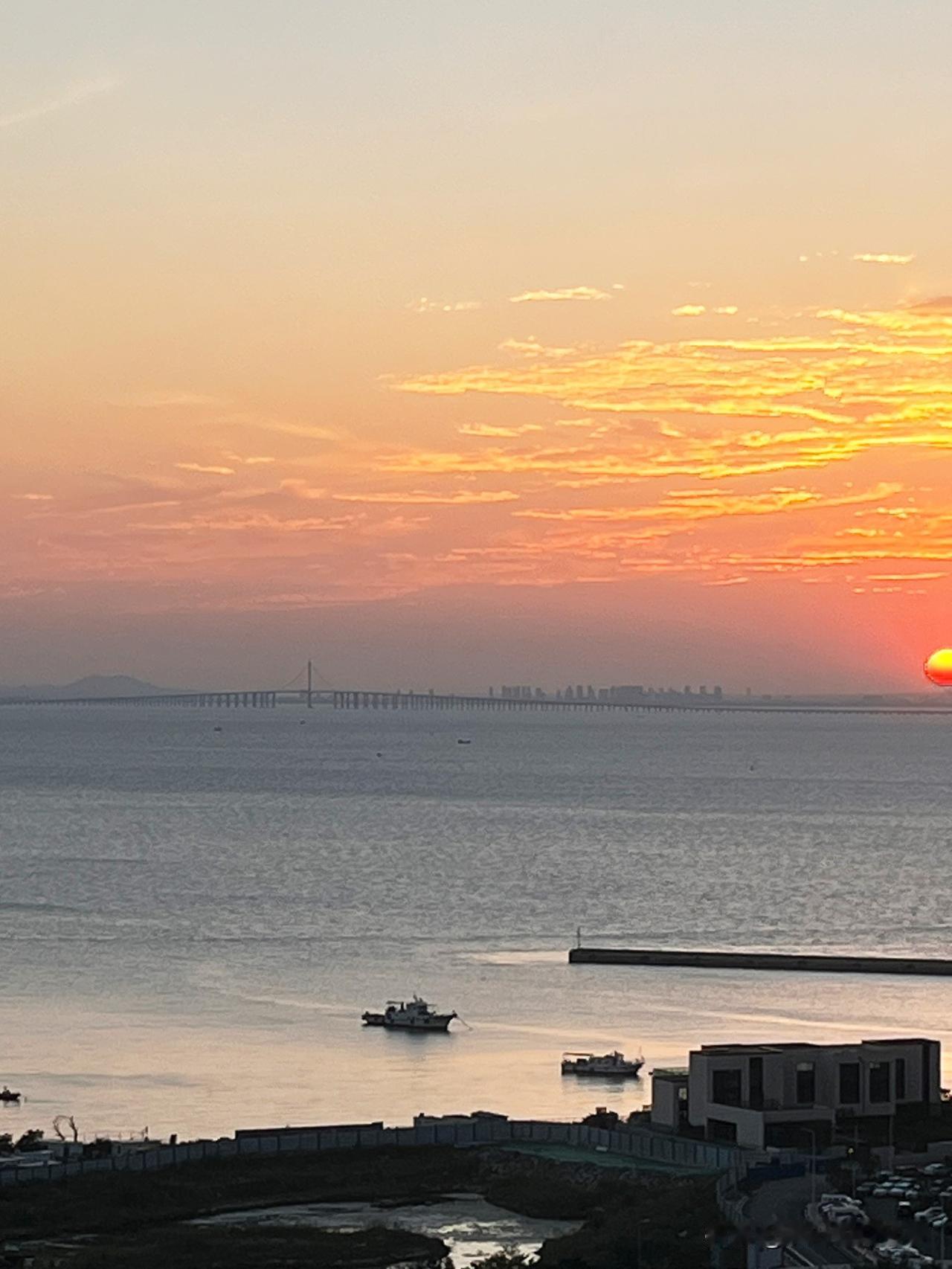 夕阳西下，晚霞如火，映照出无尽的美景，让人心旷神怡。