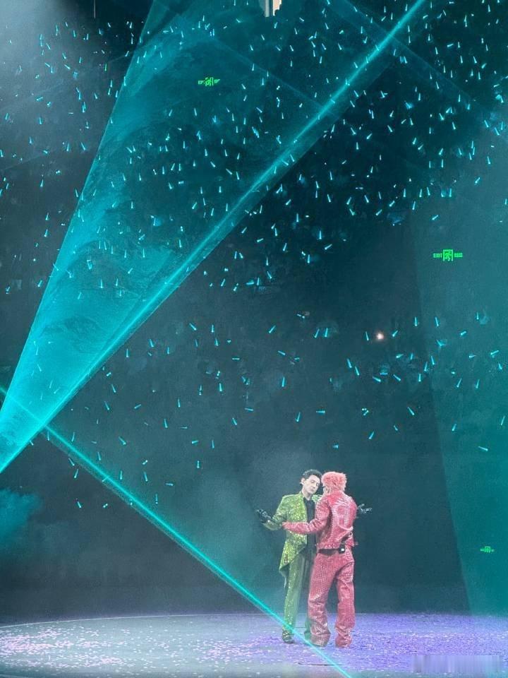 没人能拒绝艾热王以太的舞台北京演唱会掀起一场盛大的说唱狂欢，经典曲目接连唱响，强