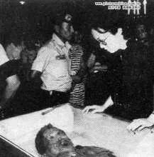 1983年，菲律宾总统阿基诺二世，遇刺身亡后，留下的一张照片，镜头中的他躺在棺材