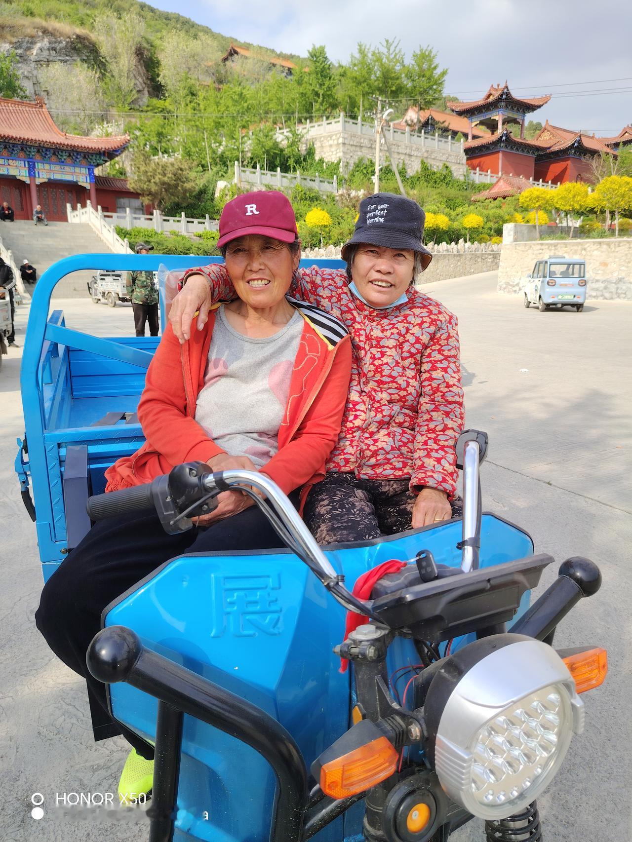 春日生活打卡季今日的燕龙寺山脚下，热闹非凡，有赏花赏山游玩的，有唱歌的，有跳舞的