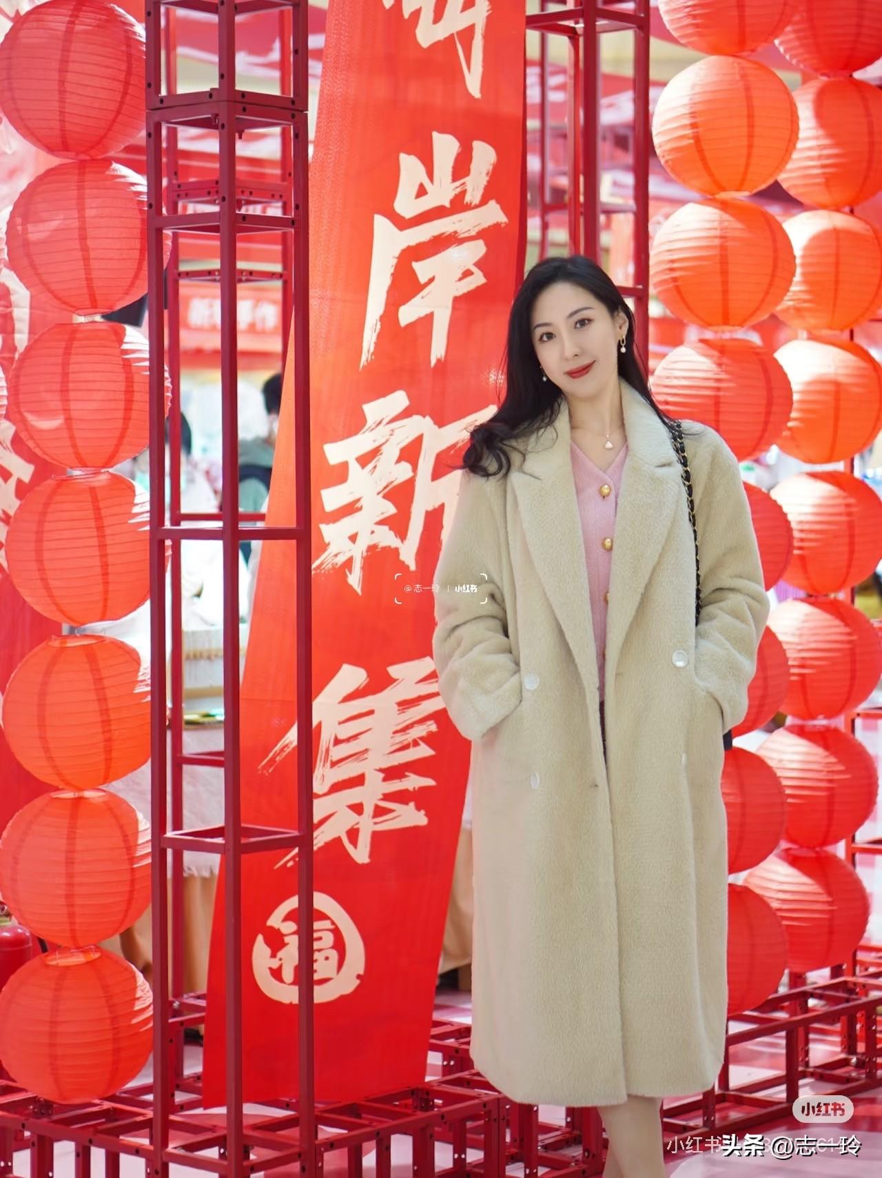 冬日暖阳下的甜美穿搭，温柔粉色与米色外套的完美搭配，笑靥如花，元气满满