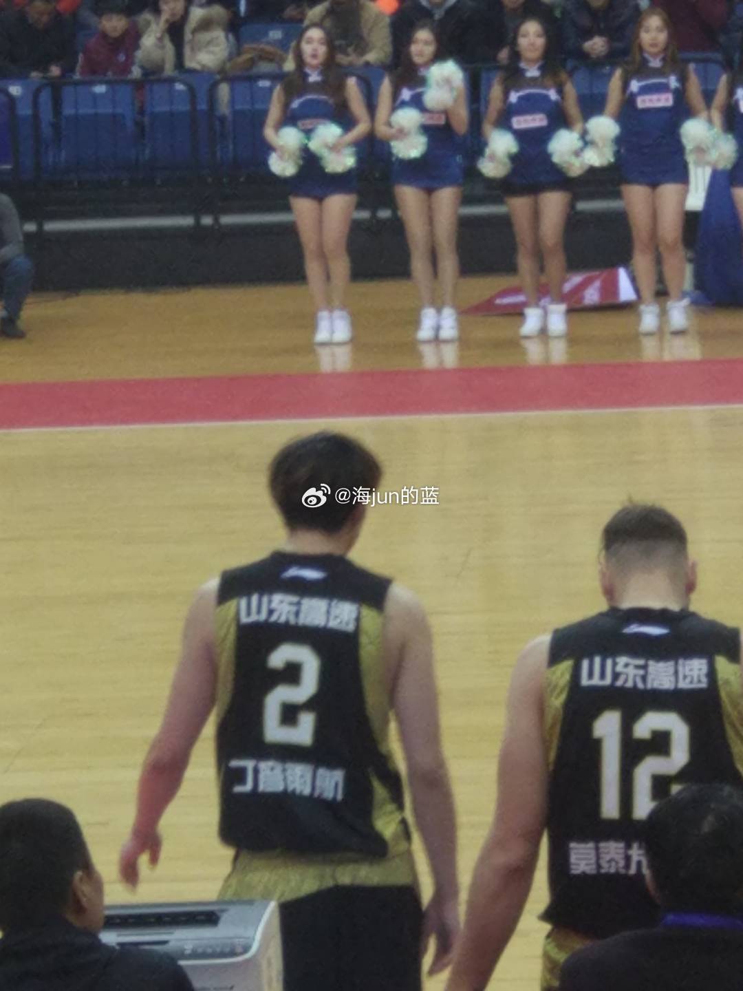 我和丁彦雨航是同龄人，当年在济南上大学的时候，正好赶上丁彦雨航初出茅庐，那时候山