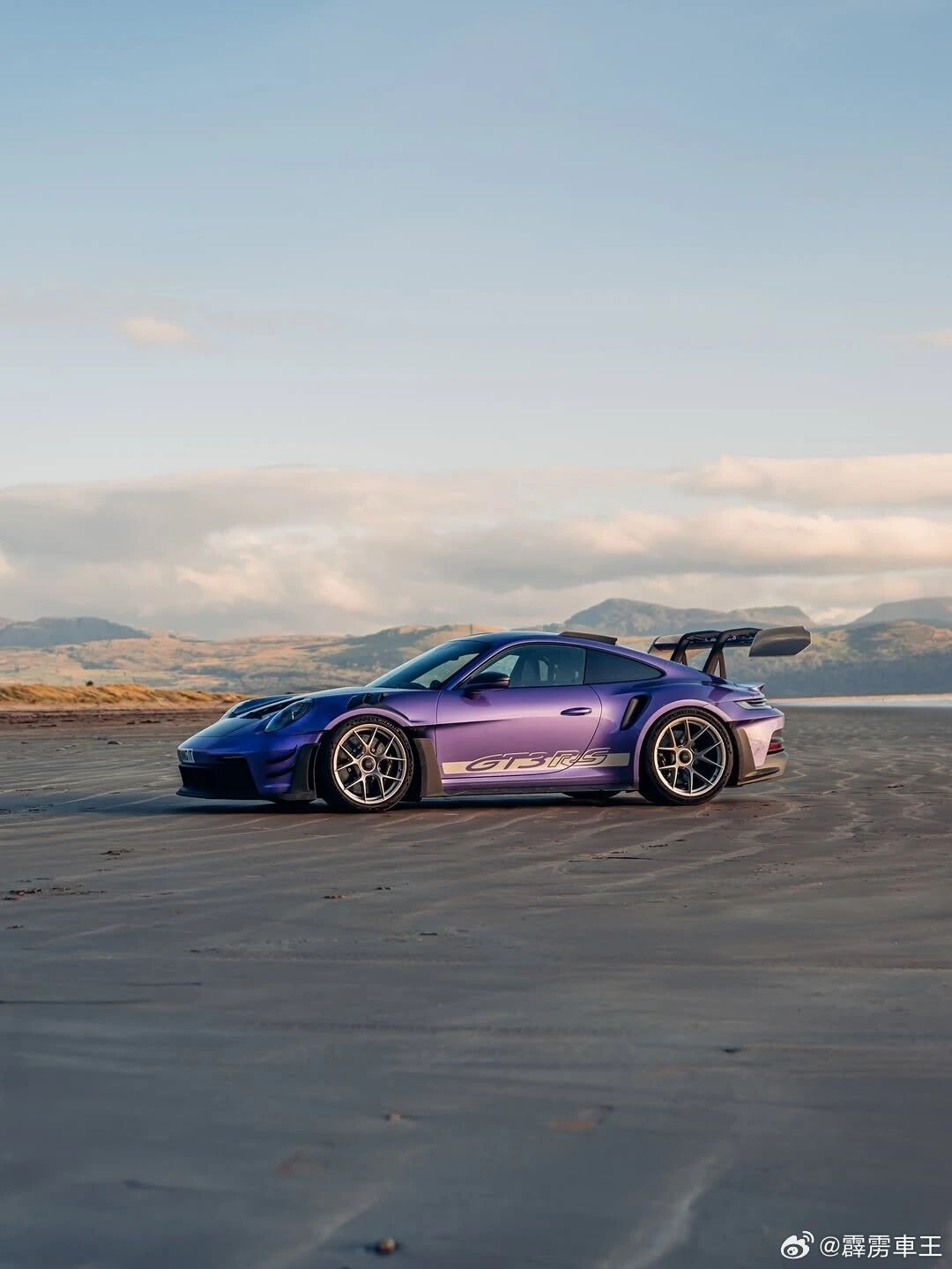 海浪为衬，紫色雷霆静卧沙滩。gt3 rs 的每一寸肌理都写满速度的渴望。这不是车