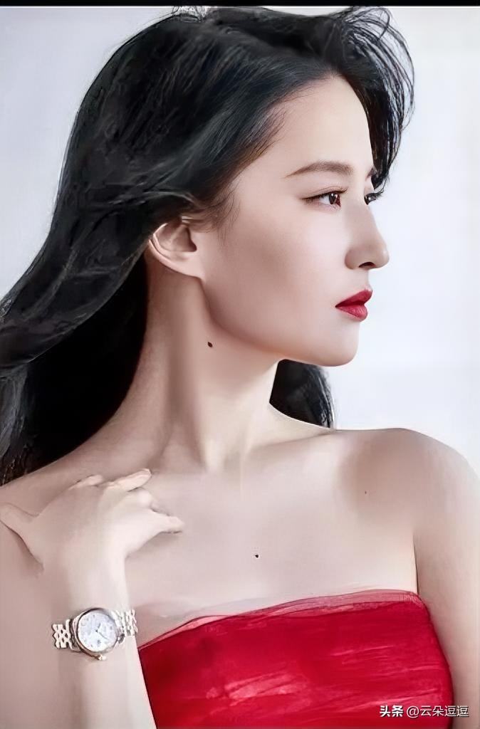 优雅红裙，惊艳侧颜，气质满分！