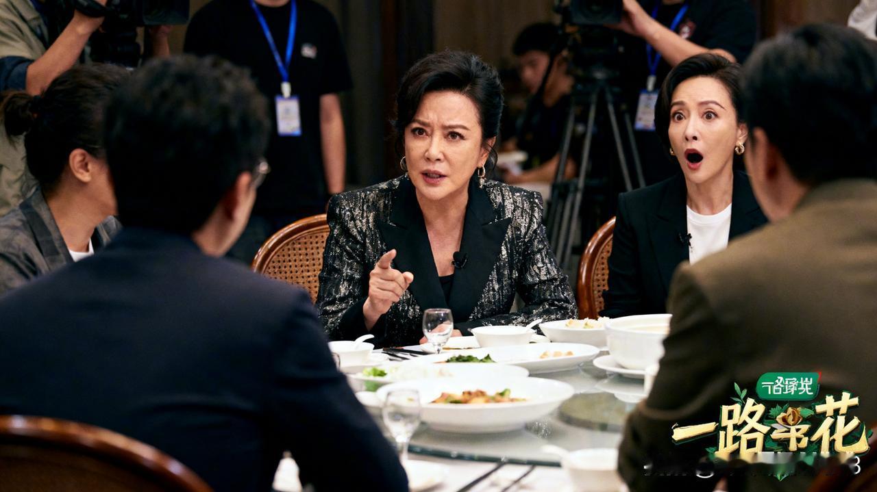 最近，《一路繁花》第二季录制时的一段 “饭桌爆料” 引发热议。刘晓庆在饭桌上直言