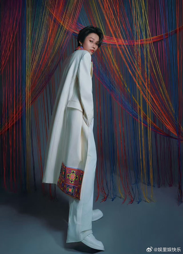 刘雨昕苗族纹样西装 李昌德设计的苗族纹样太惊艳！绣在西装上既有锋芒又藏温婉，非遗