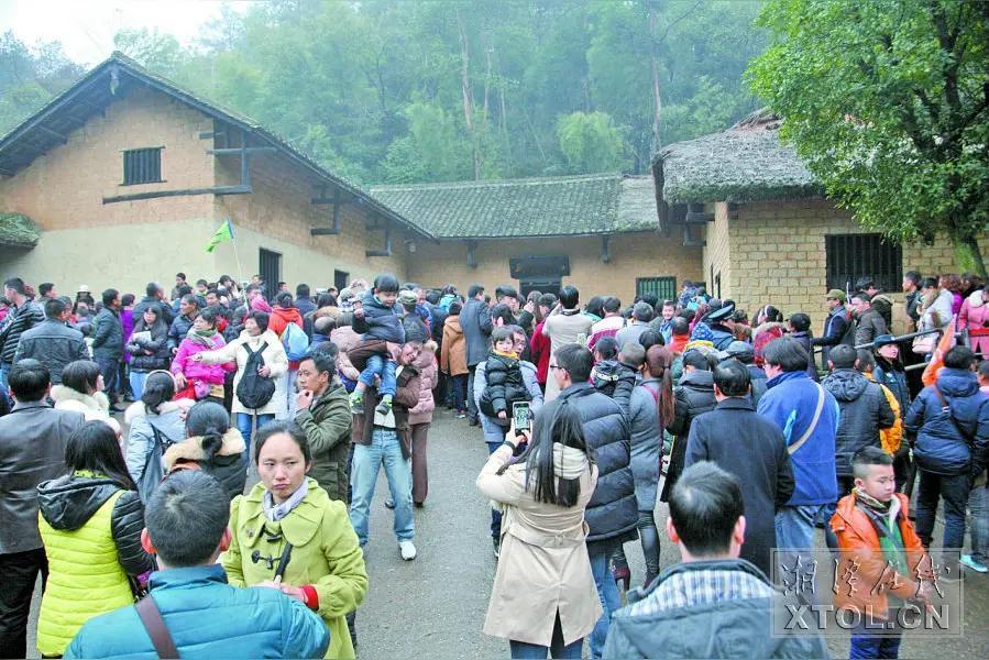 韶山与花明楼，相距十六公里。房建、道路、环境布置，配套设施，风景等硬件方面，花明