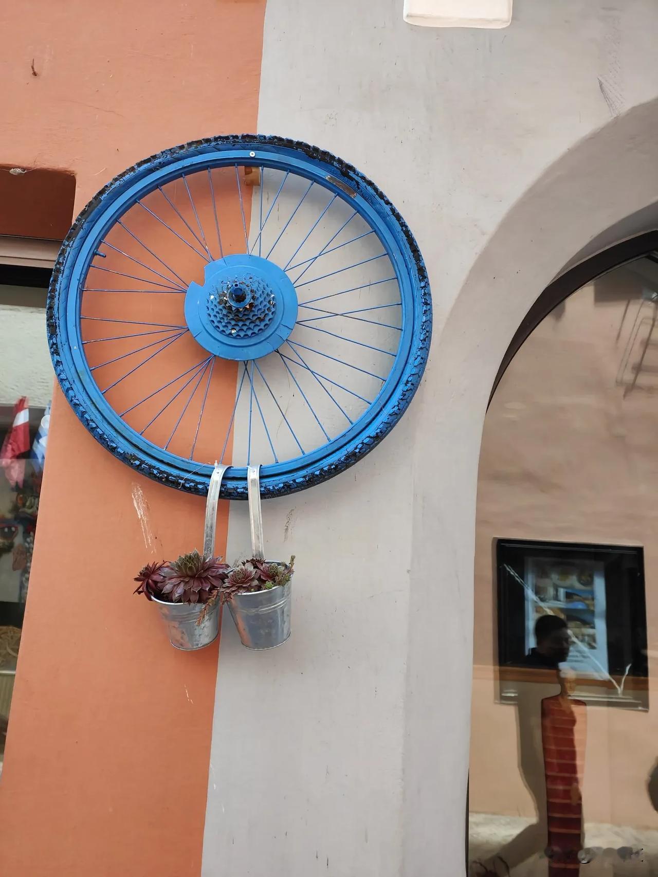 意大利小镇的独特风景

途经一个小镇，也就是去吃了意大利面和匹萨。

行走间，发