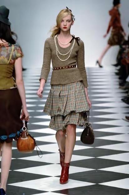 秀场回顾Cheap&Chic 2005秋冬秀场配饰穿搭的重要性千禧年