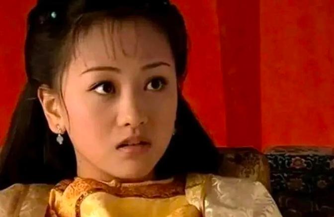 1798年，88岁的乾隆娶了一个13岁的少女，少女沐浴完被太监抬到寝宫后，少女望