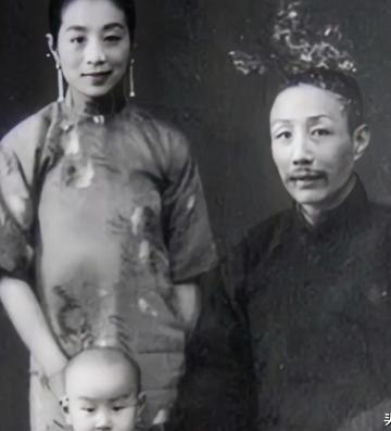 1947年的一天，李国秦发现17岁的女儿小腹凸起，呕吐不止，想问明缘由，却遭到丈