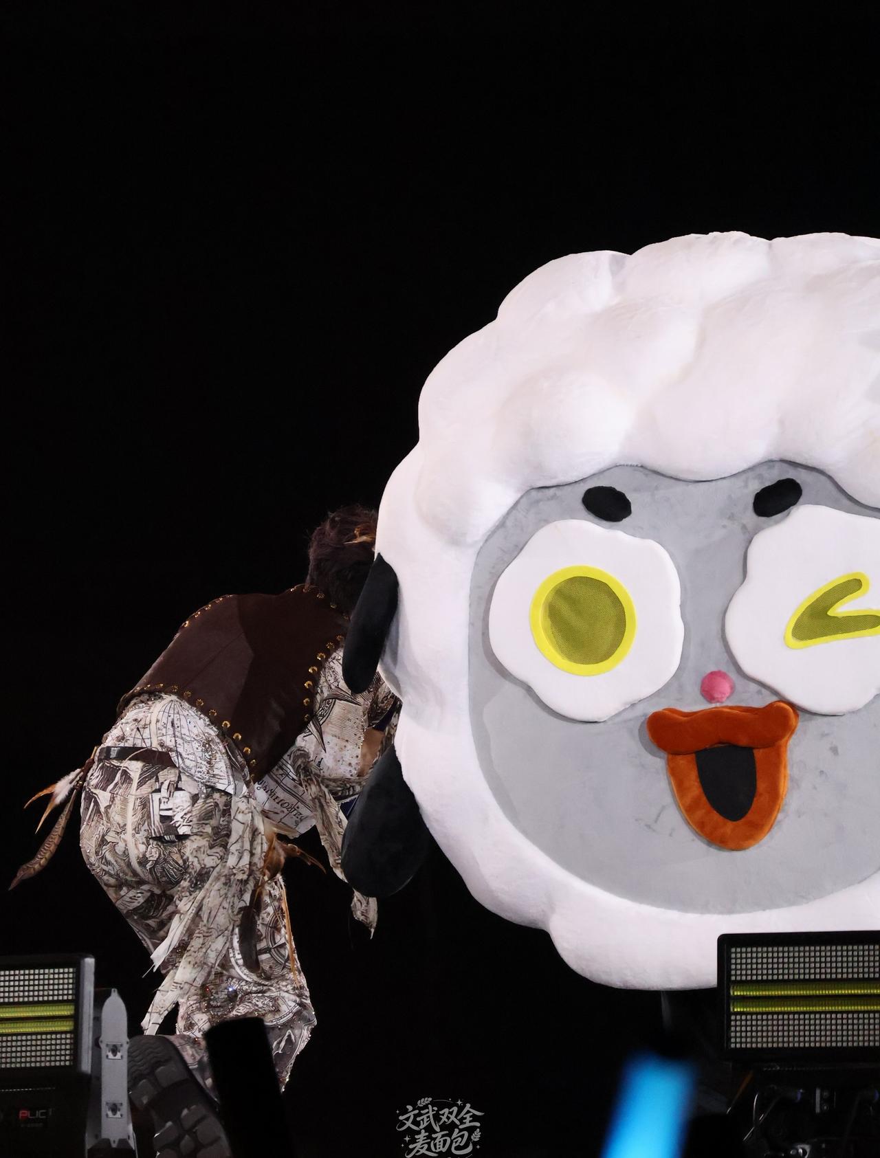 周深超话周深2026深深的巡回演唱会 周深广州演唱会 

当年扫射嫑丝的时候
周