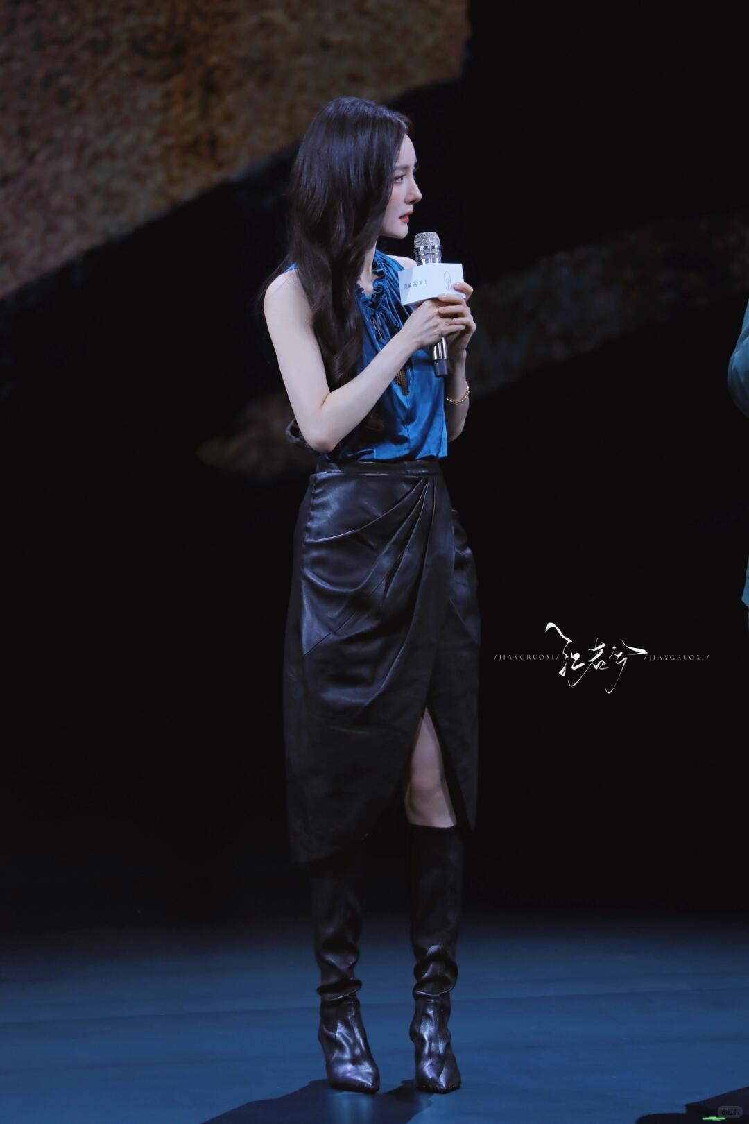 蓝宝石幂姐还有一双爱人的眼睛💙🩵杨幂开场走成秀场 图源：📷江若兮- 