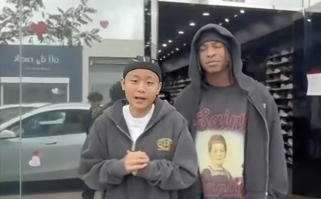 张家裔去美国一年直接塌房了，不仅欠债造谣，还在国外街头下跪道歉。她为了融入圈子搞