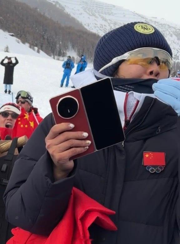 没想到吧MagicV6就这样曝光了！徐梦桃手持这一抹红赛场边记录王心迪夺冠！整体